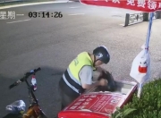 杭州爱心冰箱被一男子“免费进货”，打包拿水还对着镜头挑衅，管理方：连续三晚都来，男子称家里就他一个人，爱咋咋样