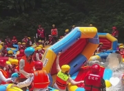 游客贵州漂流遭遇“堵船”，多次被撞翻后弃船走到终点，当地回应